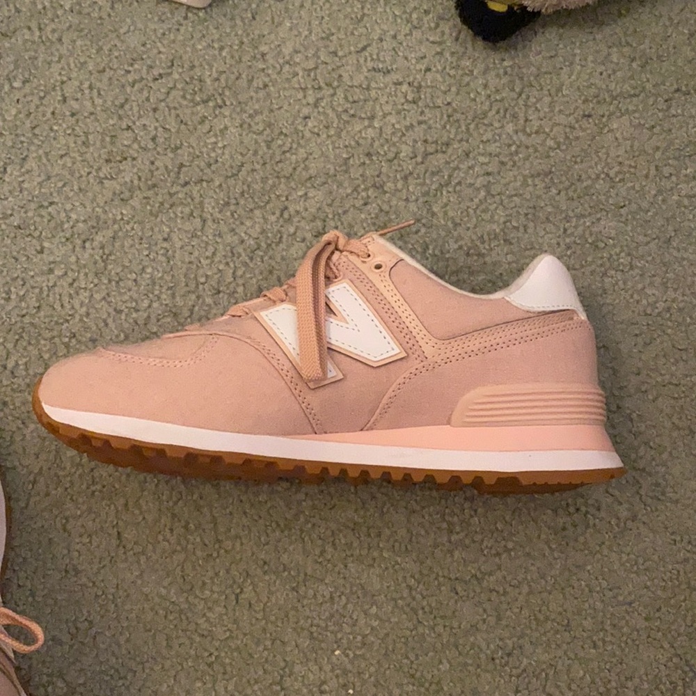 NEVER BEEN WORN Pink new balances 574 - size 8.5
